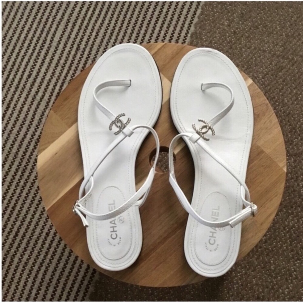 CHANEL AUTHENTIC THONG LAMSKIN WHITE SANDALS SILVER METAL SIZE 38.5-8.5C W/BOX - Picture 2 of 15